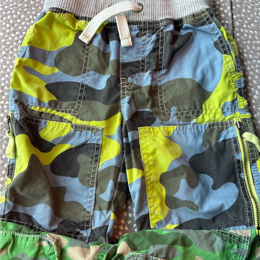 Mini boden camouflage cargoshorts size 4 elasticized waistbands drawstring cords - Picture 3 of 6